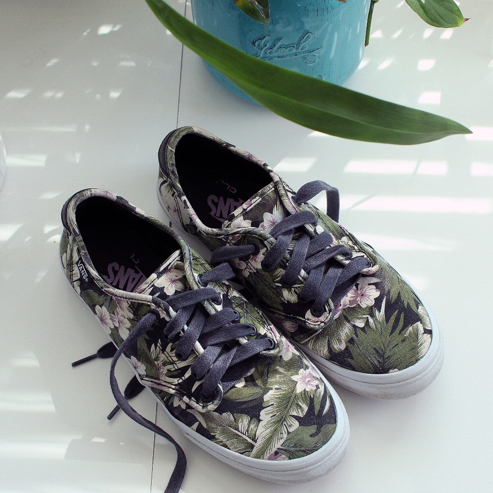 Vans Rare Tropical Print Classic Shoe with Leather Detail Size US 8.5
